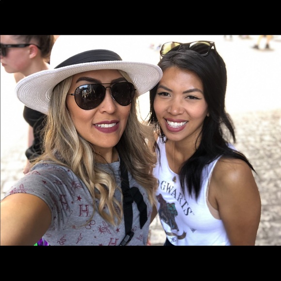 Meet your Poshers | Michelle & Sharon - Picture 6 of 6